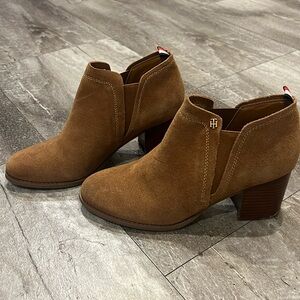 Brown suede Tommy Hilfiger ankle booties